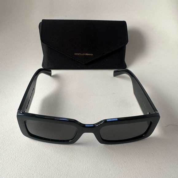 Dolce & Gabbana Oversized Logo Sunglasses – Black ? DG6187 main image 6